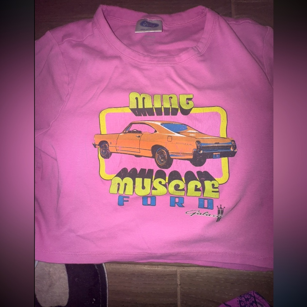 Groovy Vintage-Style Pink Ford Muscle Car Cropped Graphic T-Shirt size large